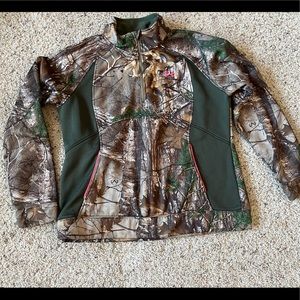 Women’s Under Armour Cold Gear Size XL Fall Hunting Suit.